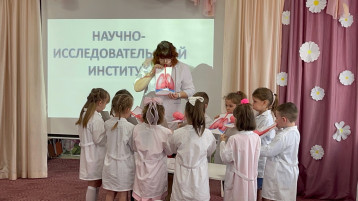 Воспитатель Черевишникова Е.Е. принимает участие в конкурсе "Воспитатель года" Воспитатель Черевишникова Е.Е. принимает участие в конкурсе "Воспитатель года".
